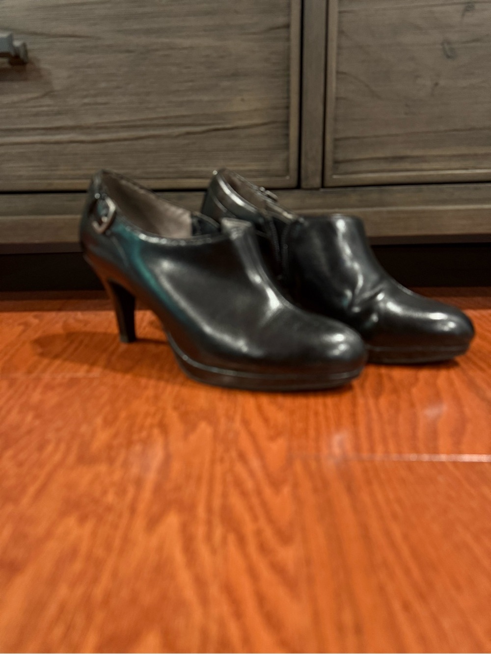 Life Stride Black Leather Heeled Ankle Pumps
